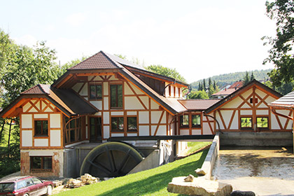 Holzhaus verputzt mit einer roten Wand